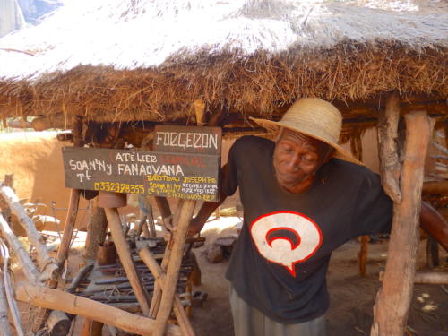 Madagascar - un village de Tsaranoro, l'artisan ferronier