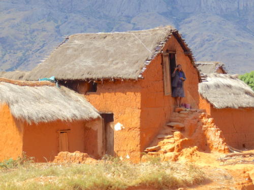 Madagascar - Vallée de Tsaranoro, maisons de latérite