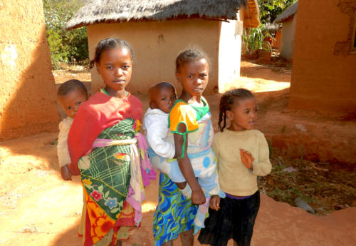 Madagascar - village de Tsaranoro, les premiers enfants nous approchent