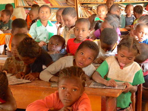 Madagascar - village de Tsaranoro, nous visitons aussi l'école et le dispensaire médical
