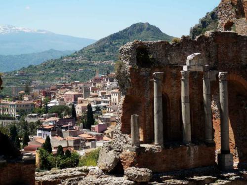 Taormine, le théâtre gréco-romain devant l'Etna enneigé