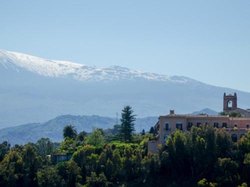 Vue du Stomboli enneigé depuis Taormine