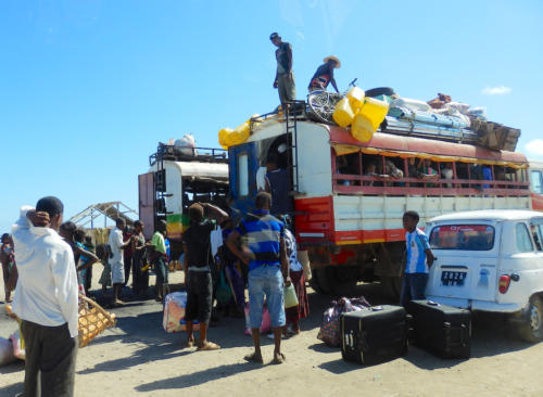 Madagascar - région de Tuléar, gare routière des camions brousse