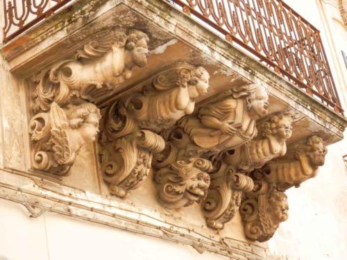 Balcons à Noto, soutenus par des sculptures très éléborées