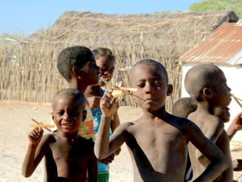 Madagascar - Ankassy, un village de pêcheur un peu plus loin sur la piste, jeux d'enfants