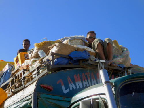 Madagascar - Ankassy, un village de pêcheur un peu plus loin sur la piste, camion-brousse