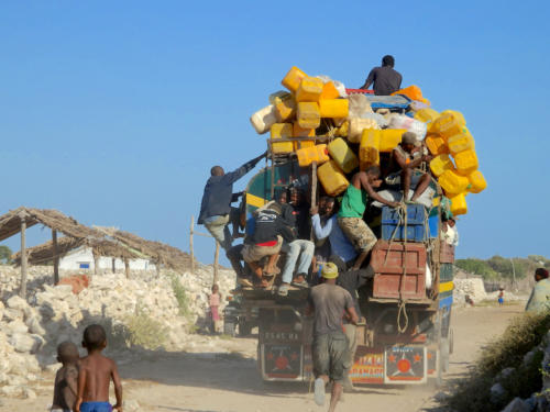 Madagascar - Ankassy, un village de pêcheur un peu plus loin sur la piste, 3 jours de trajet en camion-brousse 