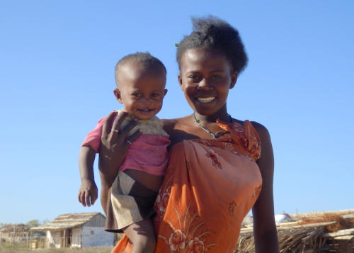 Madagascar - Ankassy, un village de pêcheur un peu plus loin sur la piste, une jeune femme vient nous présenter son enfant