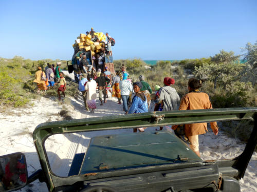 Madagascar - Ankassy, un village de pêcheur un peu plus loin sur la piste, le camion-brousse est trop chargé, il faut descendre et pousser