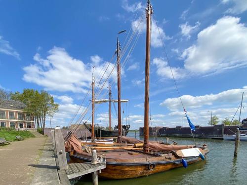 Pays-bas, Kampen -  bateaux traditionnels sur la rivière IJssel