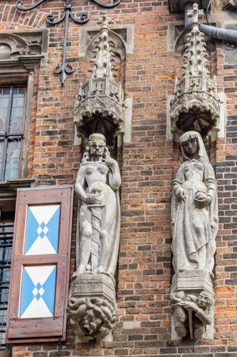Pays-bas, Kampen -  Statues sur ancien ancien hôtel de ville