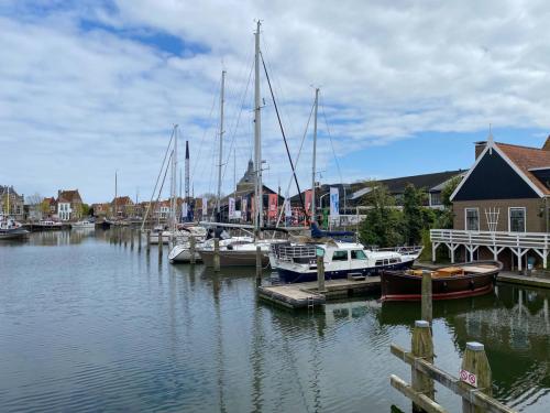 Pays-Bas, Enkhuisen, ancien port sur la mer avant al construction de la la digue du nord