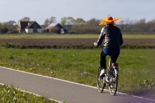 Pays-Bas, Texel - Vélo et chapeau aux couleurs du roi