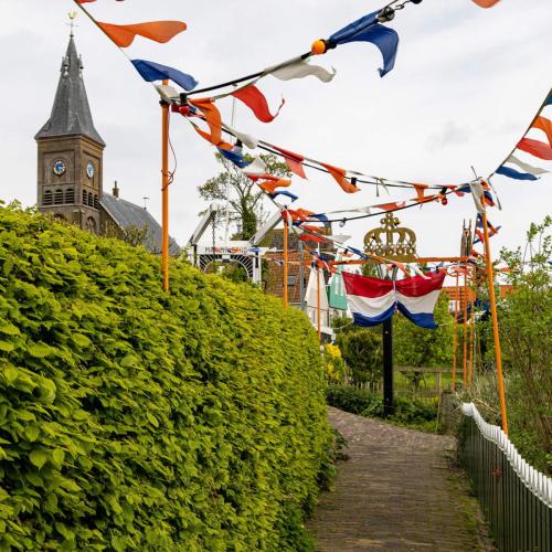Pays-bas, Merken - Village pavoisé pour l'anniversaire du roi