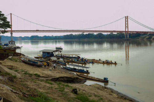 Pérou, Amazonie - Embarquement sur le Rio Madre de Dios