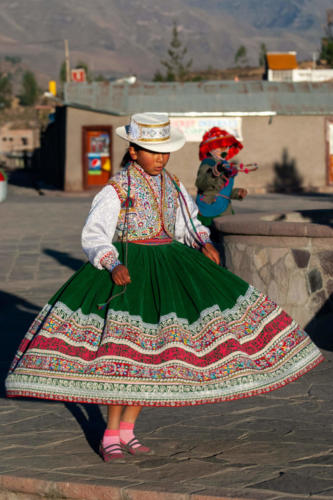 Pérou, Chivay - Danses matinales par les élèves de l'école de Yanque  pour financer un voyage scolaire