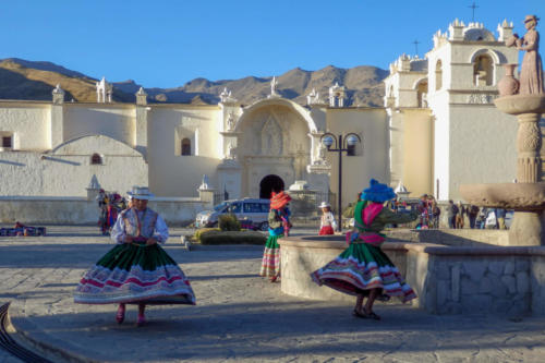 Pérou, Chivay - Danses matinales par les élèves de l'école de Yanque  pour financer un voyage scolaire