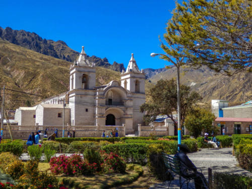 Pérou, Chivay - jardin devant l'église de Chivay