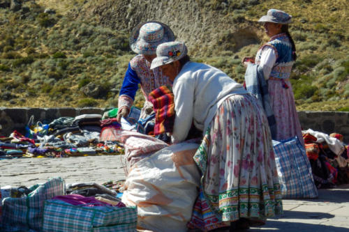 Pérou, Chivay, Croix du Condor - le site attire aussi les artisans locaux