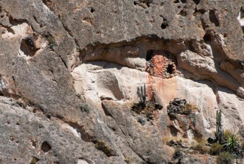 Pérou, Chivay - tombe précolombienne dans la falaise colorée en rouge