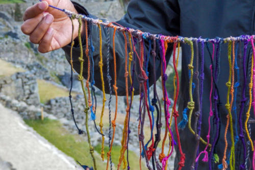 Pérou, Machu Picchu - Exemple de cordes à noeuds pour porter des messages codés d'un site Incas à l'autre