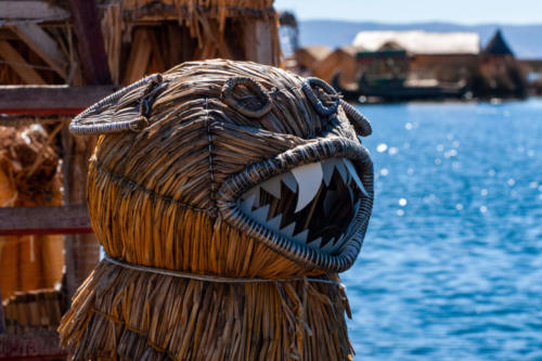 Pérou, lac Titicaca -Iles Uros, proue décorée d'un bateau en totoras