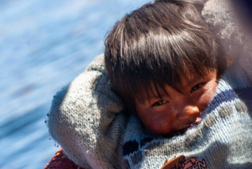Pérou, lac Titicaca -enfant Uros