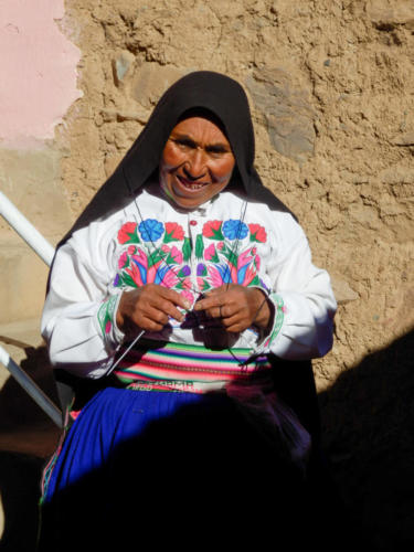 Pérou, lac Titicaca -Ile Amantani, notre hôte tricote