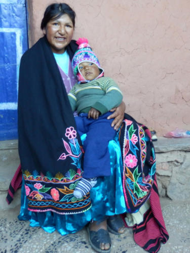Pérou, lac Titicaca -Ile Amantani, fille et petit-fils de nos hôtes
