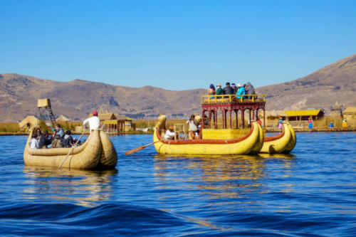 Pérou, lac Titicaca - Bateaux en Joncs (totoras) dont bateau à touristes