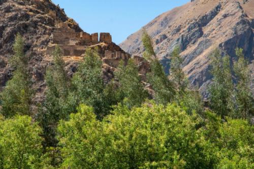 Pérou, Vallée sacrée - ruines sur la montagne en face d'Ollantaytambo