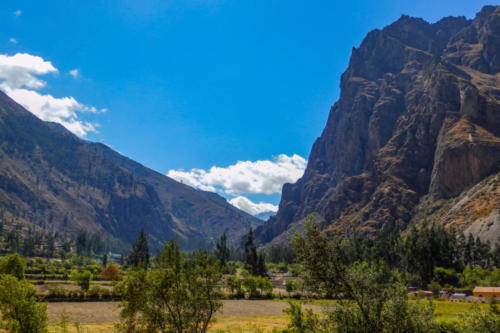 Pérou, Vallée sacrée - profil de l'Inca sur la montagne en face d'Ollantaytambo et village en épi de maïs