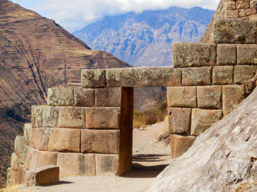 Pérou, Vallée sacrée - Ruines Incas de Pisac et cantuta buxifolia, fleur du Pérou