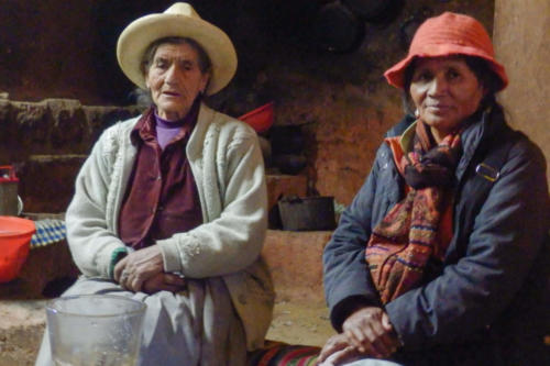 Pérou, Vallée sacrée - Maras, chez nos hôtes, dégustation de bière de maïs