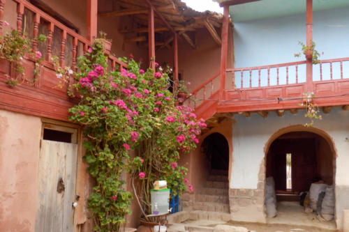 Pérou, Vallée sacrée - Maras, chez nos hôtes, toilette raffraichissante au petit matin dans la cour