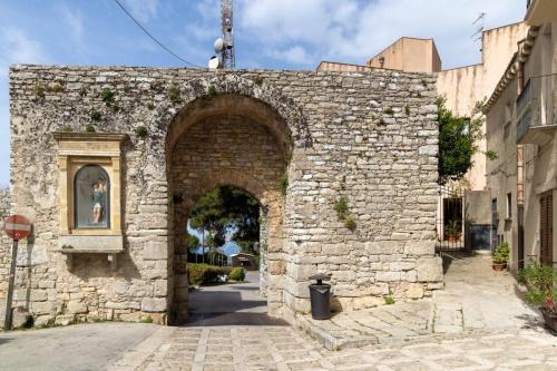 Sicile-Erice,entrée du village médiéval
