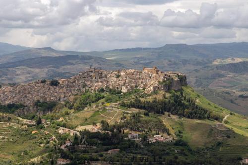 Sicile - Enna, un des nombreux villages perchés visibles depuis la terrasse panoramique
