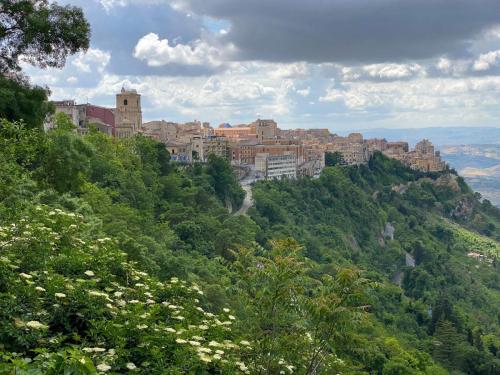 Sicile - Enna,  la ville vue de la terrasse panoramique 