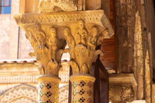 Sicile-Monreale, cloître du Duomo, détail ds colonnes