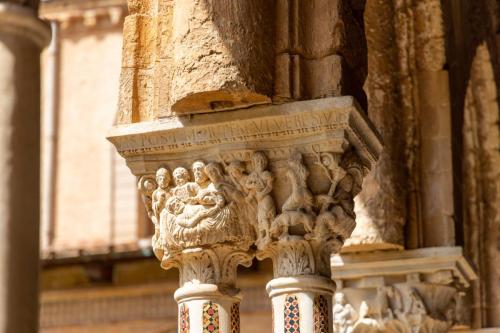 Sicile-Monreale, cloître du Duomo, détail ds colonnes