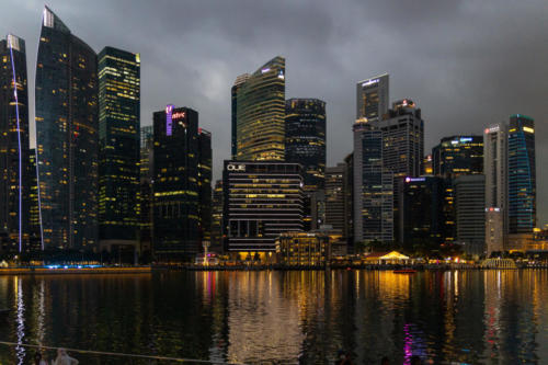 Singapour de nuit - au pied du Marina Bay Sand