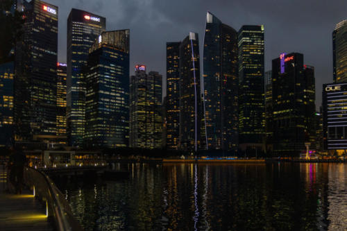 Singapour de nuit - au pied du Marina Bay Sand