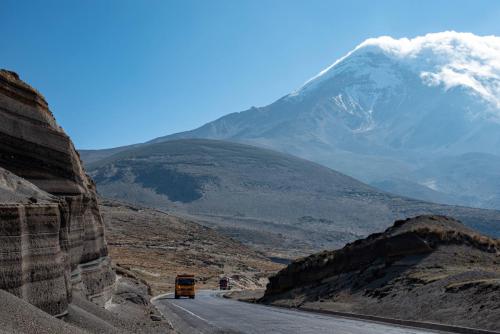 Equateur - Chimborazo, le creusement de la route montre les différentes couches de matériel volcanique