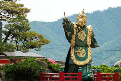 Japon, Hiroshima - Statue de Danseur Bugaku au port vers  Itsukushima