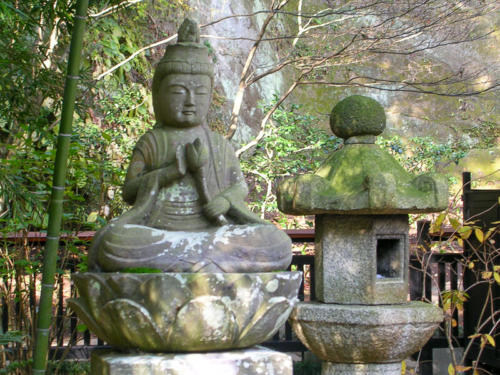 Japon, Kamakura - statue et lanterne au temple Sakusi