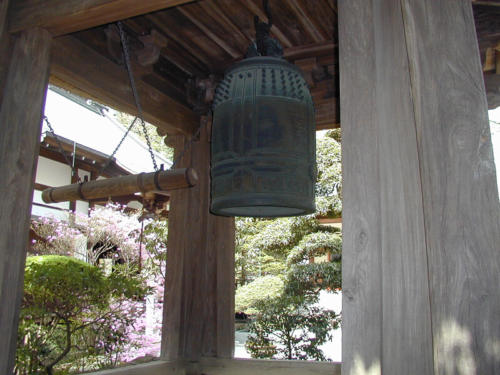 Japon, Kamakura - cloche du temple orêt de bambous du temple Hokoku-ji