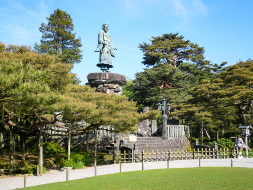 Japon, Kanazawa - statue Yamato Tekoru dans le jardin Kenrokuen