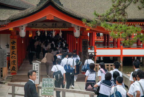 Japon, Miyajima - des écoliers au sanctuaire Itsukushima