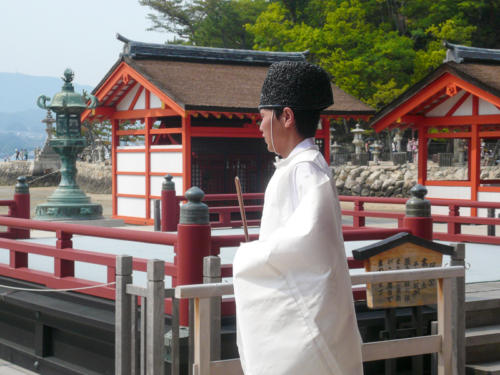 Japon, Miyajima - Prêtre au sanctuaire Itsukushima