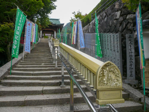 Japon, Miyajima - allée de rouleaux à prièresstatues du temple de Daisho-in